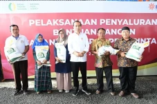 Pos Indonesia Salurkan...