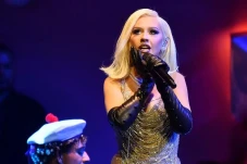 Christina Aguilera Pakai...