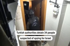 Polisi Turki Tangkap...