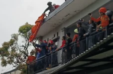 2 Jam Tak Turun dari...