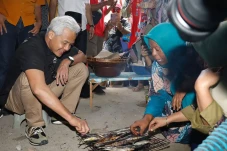 Nelayan Rembang Sambut...