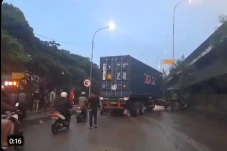 Dua Truk Kecelakaan...