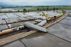 Kereta Turangga dan...