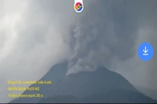 Gunung Lewotobi Laki-laki...