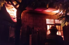 4 Rumah dan Toko di...