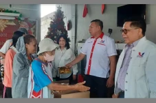 Ratusan Warga Serbu...