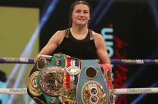 Katie Taylor Lepas Sabuk...