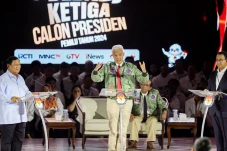 Akhiri Debat dengan...