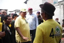 Airlangga Blusukan ke...