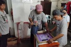 Kaos Rakyat, Gerakan...