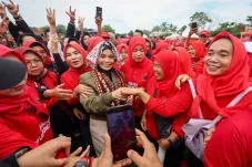 Siti Atikoh: Jaket Bomber...