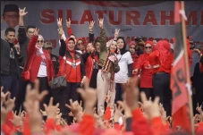 Siti Atikoh Pakai Jaket...