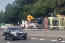 Truk Pengangkut Tanah...