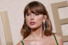 Diejek Jo Koy, Taylor...