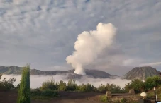 Kawah Gunung Bromo Keluarkan...