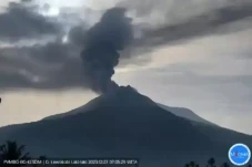 Gunung Lewotobi Laki-Laki...