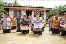 Terjang Genangan Banjir,...