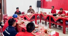 Mencoba Dobrak Kandang...