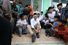 Ganjar Jumatan di Masjid...