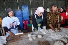 Siti Atikoh Buat Kerupuk...