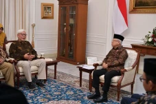 Bahas Energi Nuklir,...