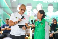 Diberi Rompi Milik Sandiaga...