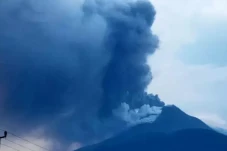 Gunung Lewotobi Muntahkan...