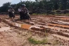 Terjang Jalan Berlumpur,...