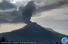 Gunung Lewotobi Laki-laki...