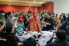 Mahfud Disematkan Kain...