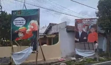 Terekam CCTV, APK Caleg...