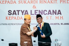 Terima Bintang Kehormatan...
