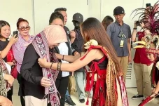 Siti Atikoh Diberi Kain...