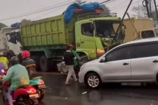 Brak! 3 Dump Truck Tabrakan...