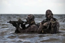 2 Tentara Pasukan Khusus...