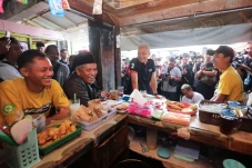 Puluhan Sopir Truk Dukung...