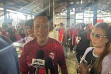 Di Depan Atikoh, Warga...