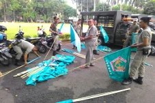 Polisi dan Bawaslu Tertibkan...