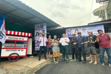 Beri Gerobak ke Pedagang...