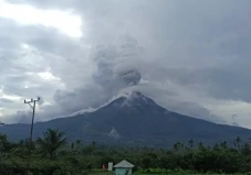 Gunung Lewotobi Laki-laki...
