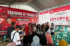 Jadi Kuda Hitam, Caleg...