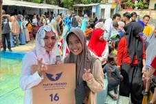 Caleg Perindo Desy Gelar...