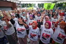Bantu Ekonomi Rakyat,...