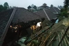 Hujan Deras, Rumah Petani...