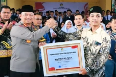 Kapolres Siak Raih Penghargaan...
