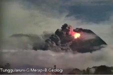 Gunung Merapi Muntahkan...