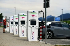 Di Eropa Baterai Mobil...