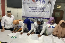Biasa Pakai Etalase,...