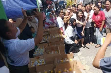 Emak-emak Surabaya Serbu...