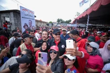 Puluhan Ribu Warga Ikuti...